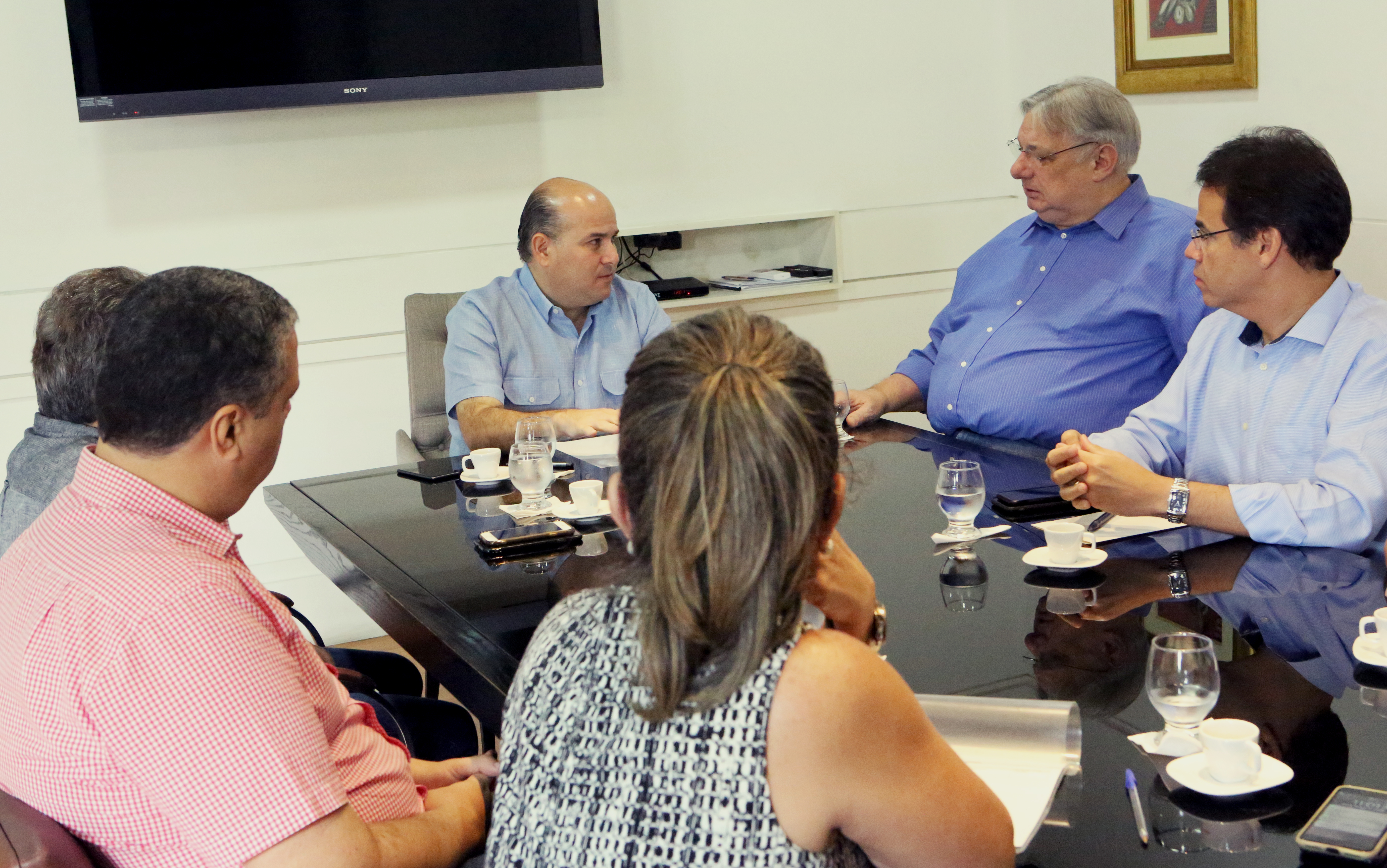 pessoas reunidas em uma mesa